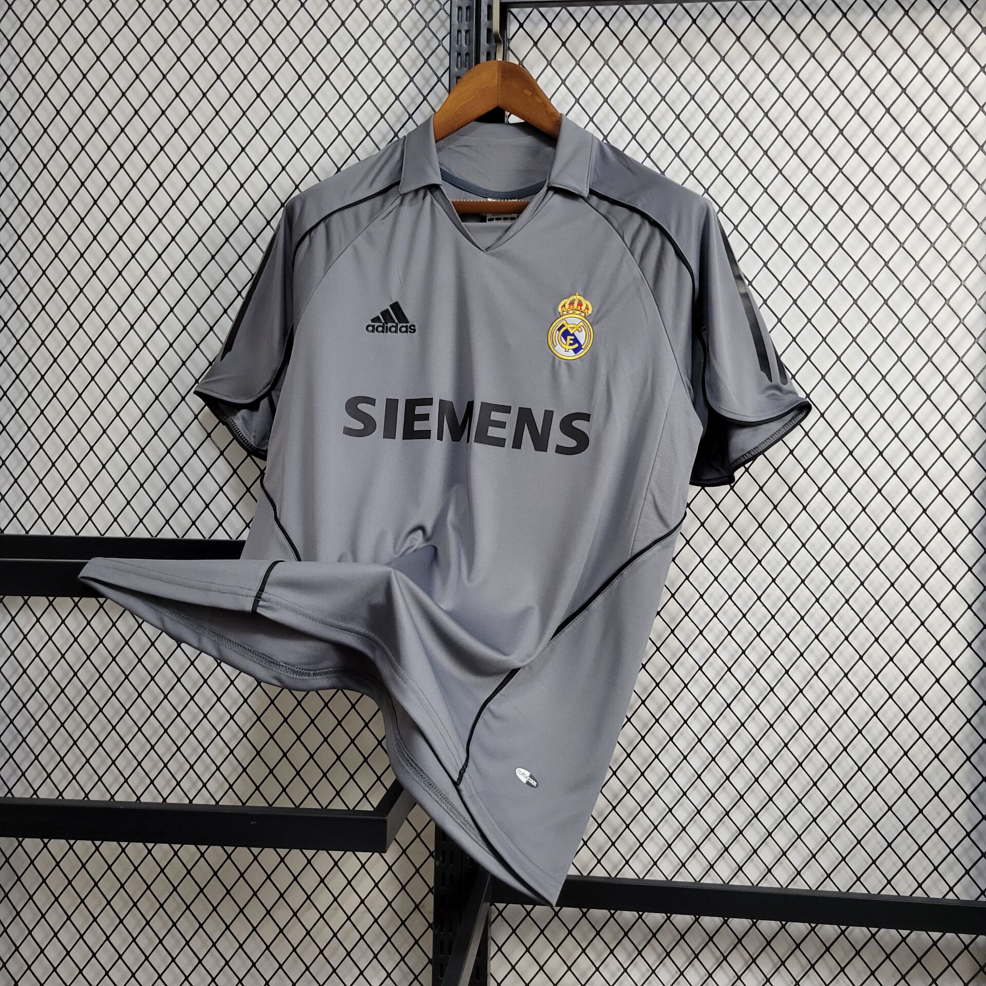 090e68a74531d6eb6b53c191c3c2d54c.jpg Retro Real Madrid 2005/06 Third Jersey - Image 1