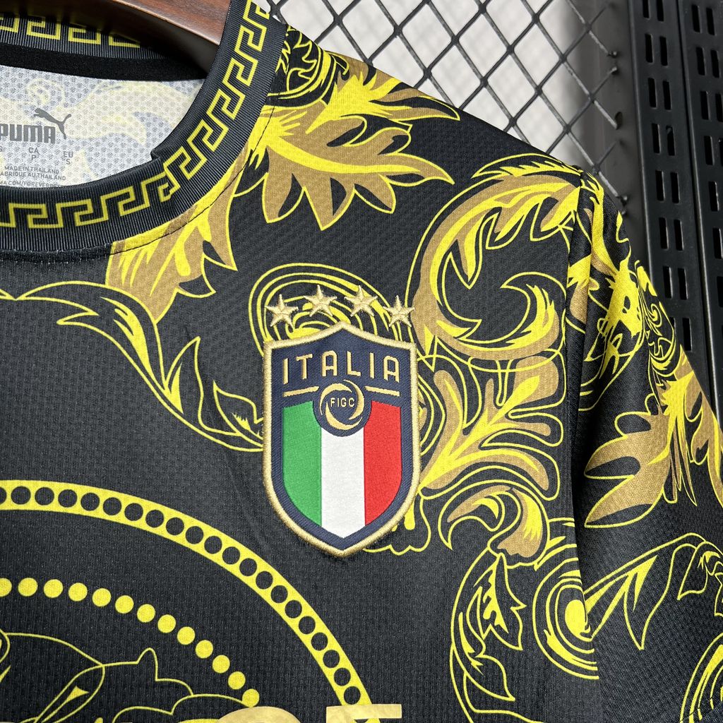 2024070710330116.jpg Mens Italy 2022/23 Versace Co-Branded Edition Jersey-Gold - Image 4