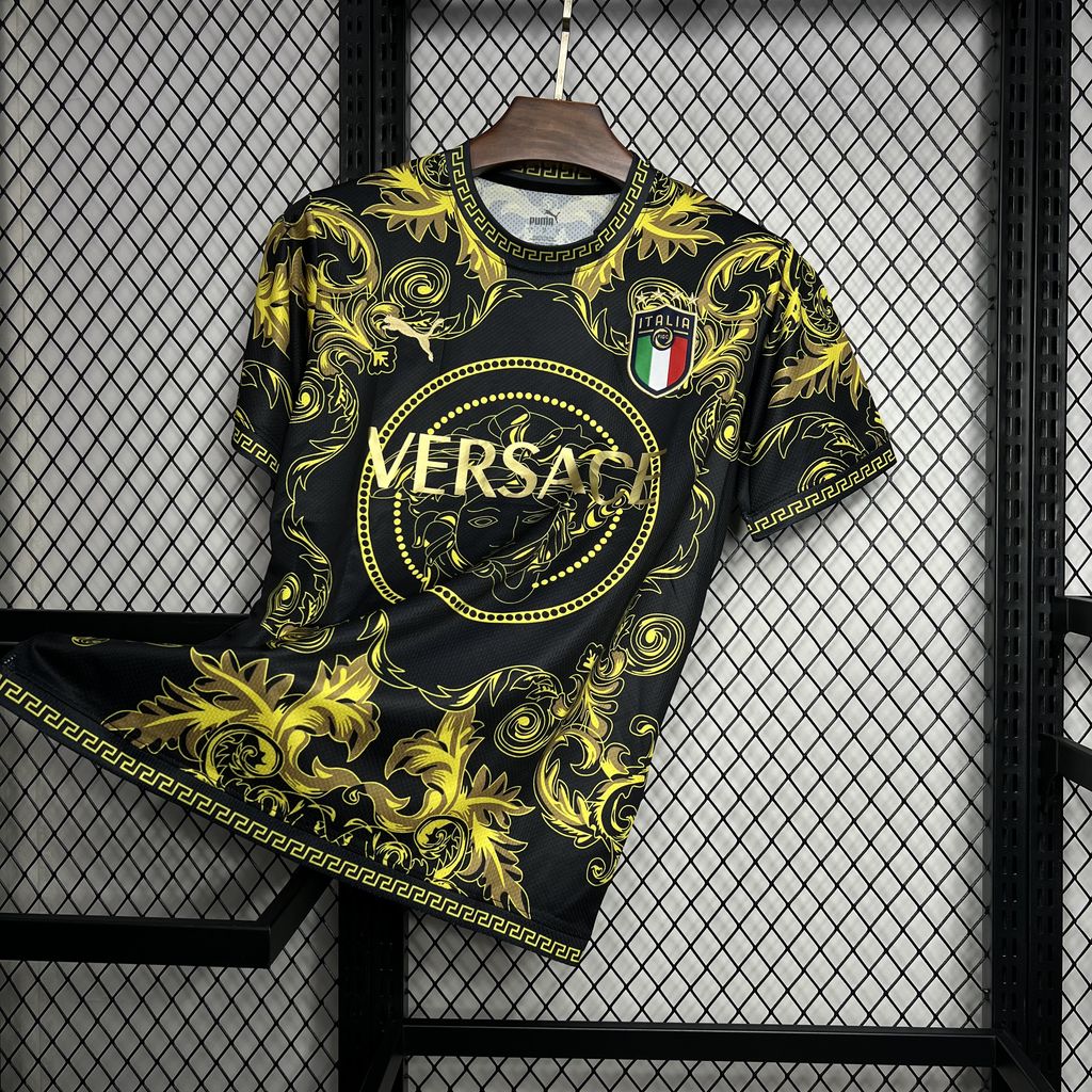 2024070710330290.jpg Mens Italy 2022/23 Versace Co-Branded Edition Jersey-Gold - Image 1