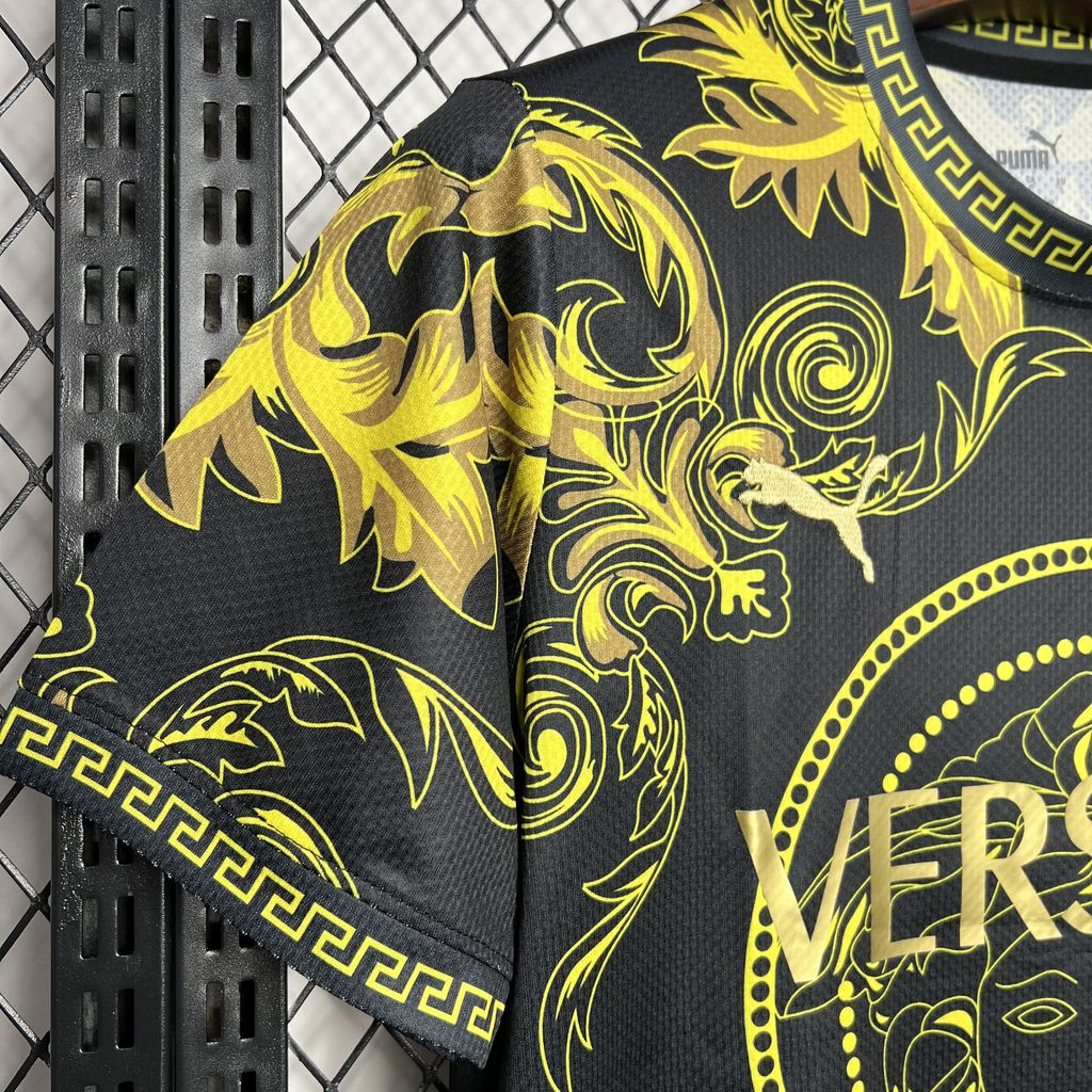 2024070710330458.jpg Mens Italy 2022/23 Versace Co-Branded Edition Jersey-Gold - Image 5