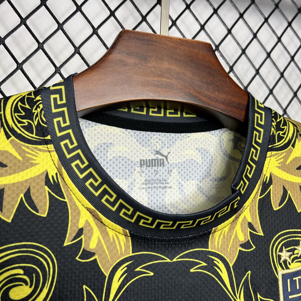 2024070710330683.jpg Mens Italy 2022/23 Versace Co-Branded Edition Jersey-Gold - Image 6