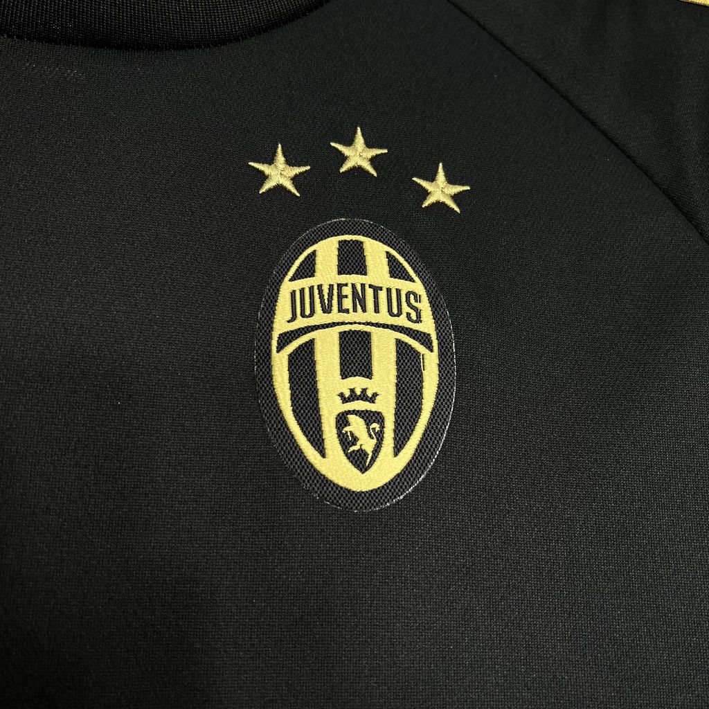 2024071921445023.jpg Retro Juventus 2015/16 Third Jersey - Image 3