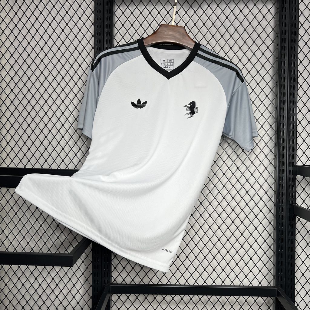 2024091410120095.jpg Mens Juventus 2024/25 Pre-match Jersey - Image 1