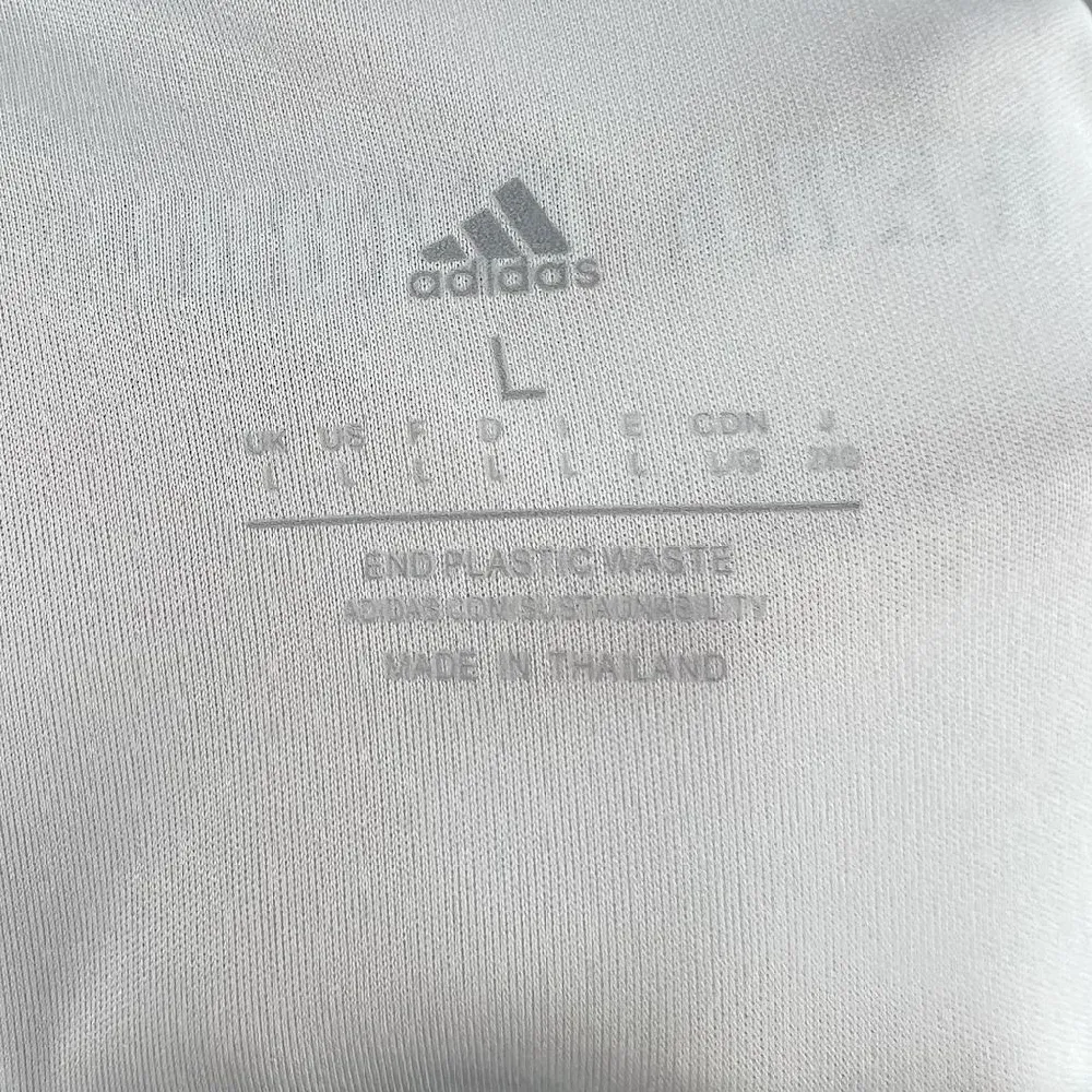2024111012181015.webp Retro Real Madrid 2009/10 Home Jersey - Image 3
