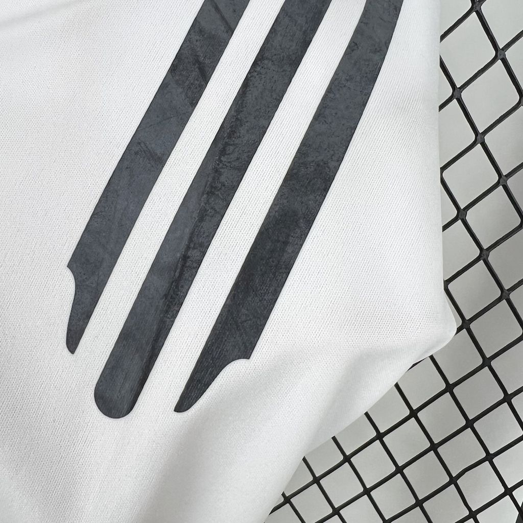 2024111207324342.jpg Retro Real Madrid 2005/06 Home Jersey - Image 4