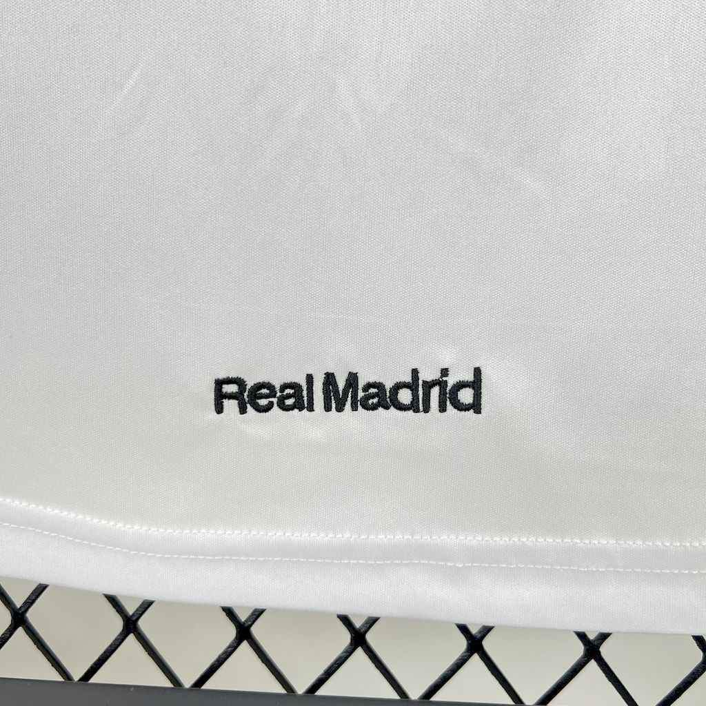 2024111207324996.jpg Retro Real Madrid 2005/06 Home Jersey - Image 3