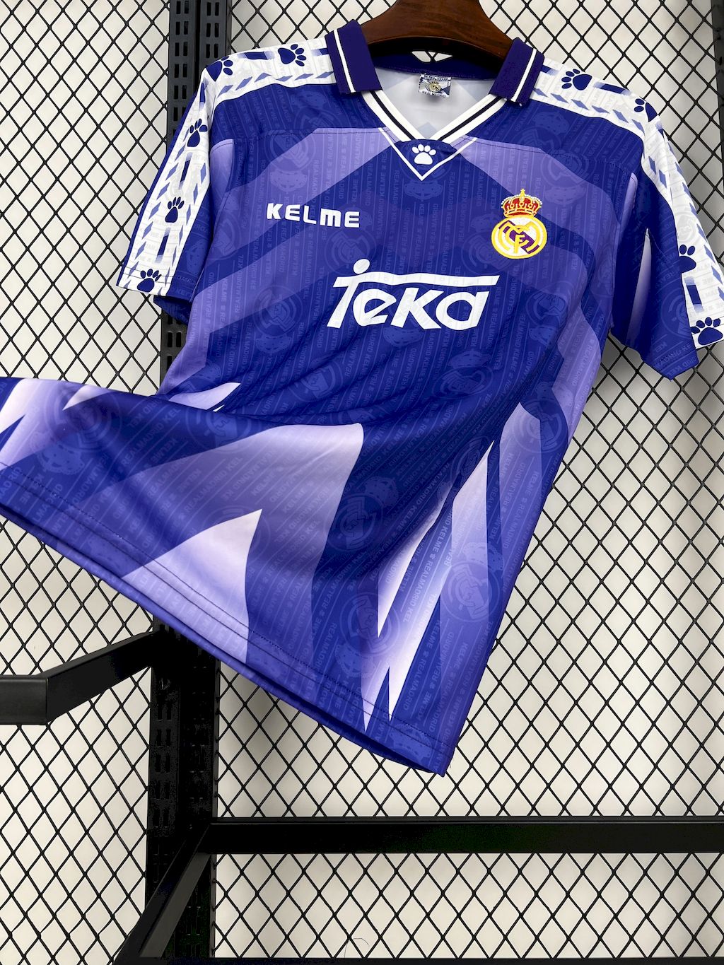 2024111213263657.jpg Retro Real Madrid 1996/97 Away Jersey - Image 4