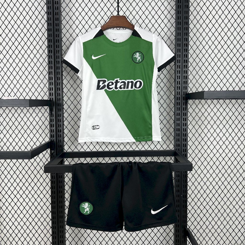 2024120312535830.jpg Kids Sporting CP 2024/25 Stromp Kit - Image 1