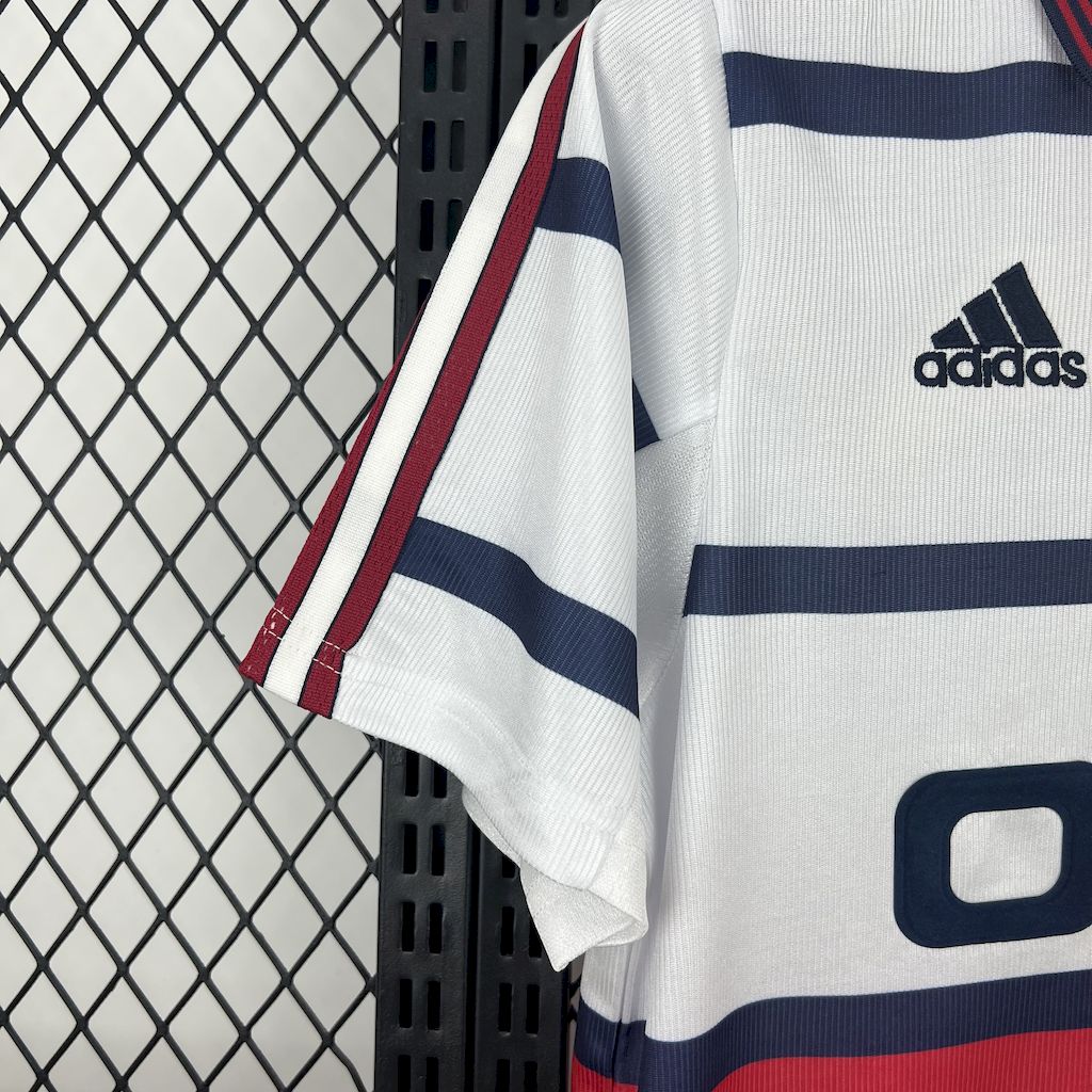 2025042410513219.jpg Retro Bayern Munich 1998/00 Home Jersey - Image 6