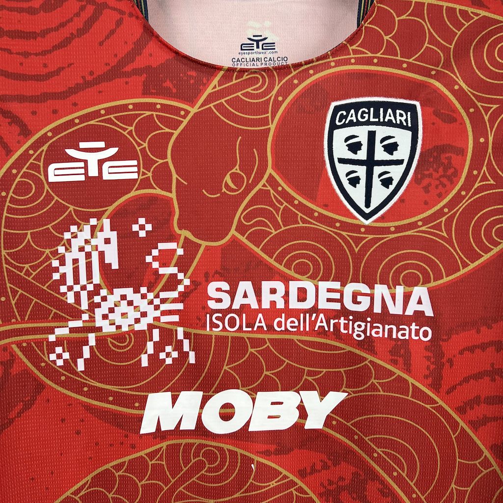 2025050915245265.jpg Mens Cagliari Calcio 2024/25 Year of the Snake Limited Edition Jersey - Image 8