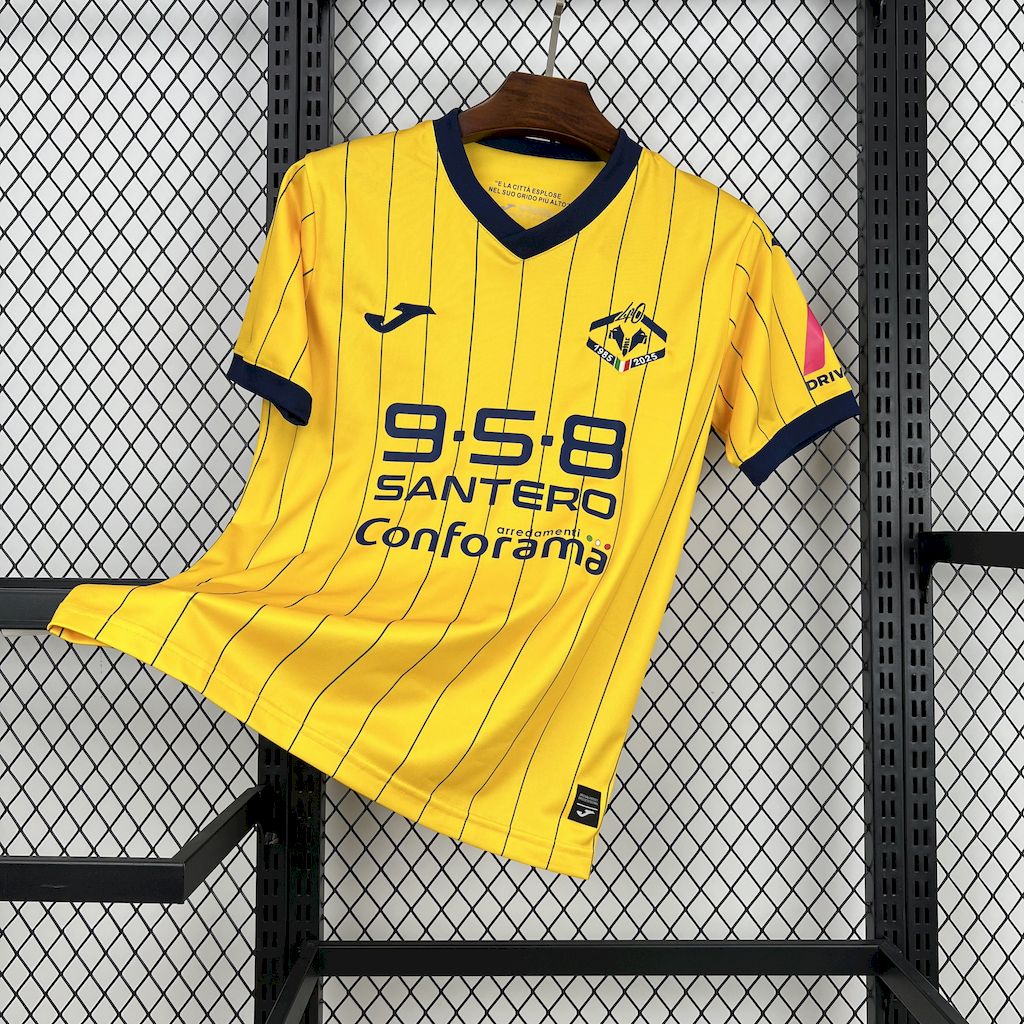 2025050915561757.jpg Mens Hellas Verona 2025/26 120th Anniversary Edition Jersey - Image 1