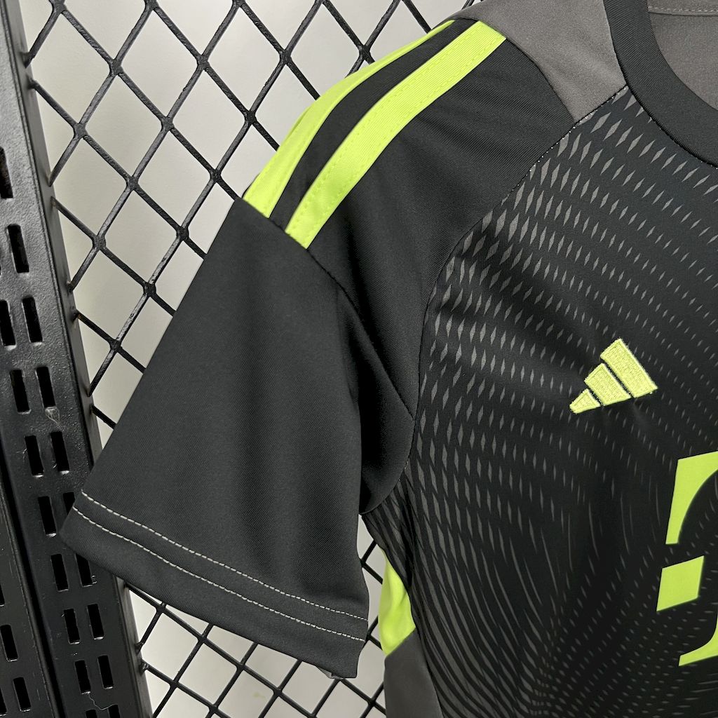 2025051718414876.jpg Kids Bayern Munich 2025/26 Goalkeeper Kit - Image 7