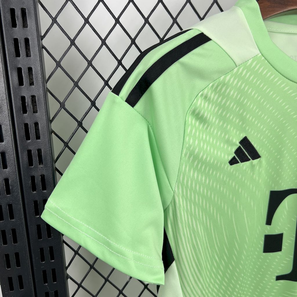 2025051719080721.jpg Kids Bayern Munich 2025/26 Goalkeeper Kit - Image 6