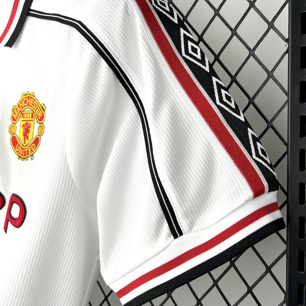 2025053009113698.jpg Retro Manchester United 1998/99 White Jersey - Image 6