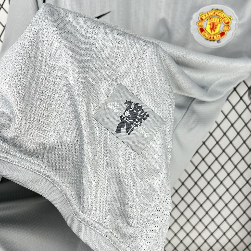 2025053009212652.jpg Retro Manchester United 2007/08 Goalkeeper Jersey - Image 3