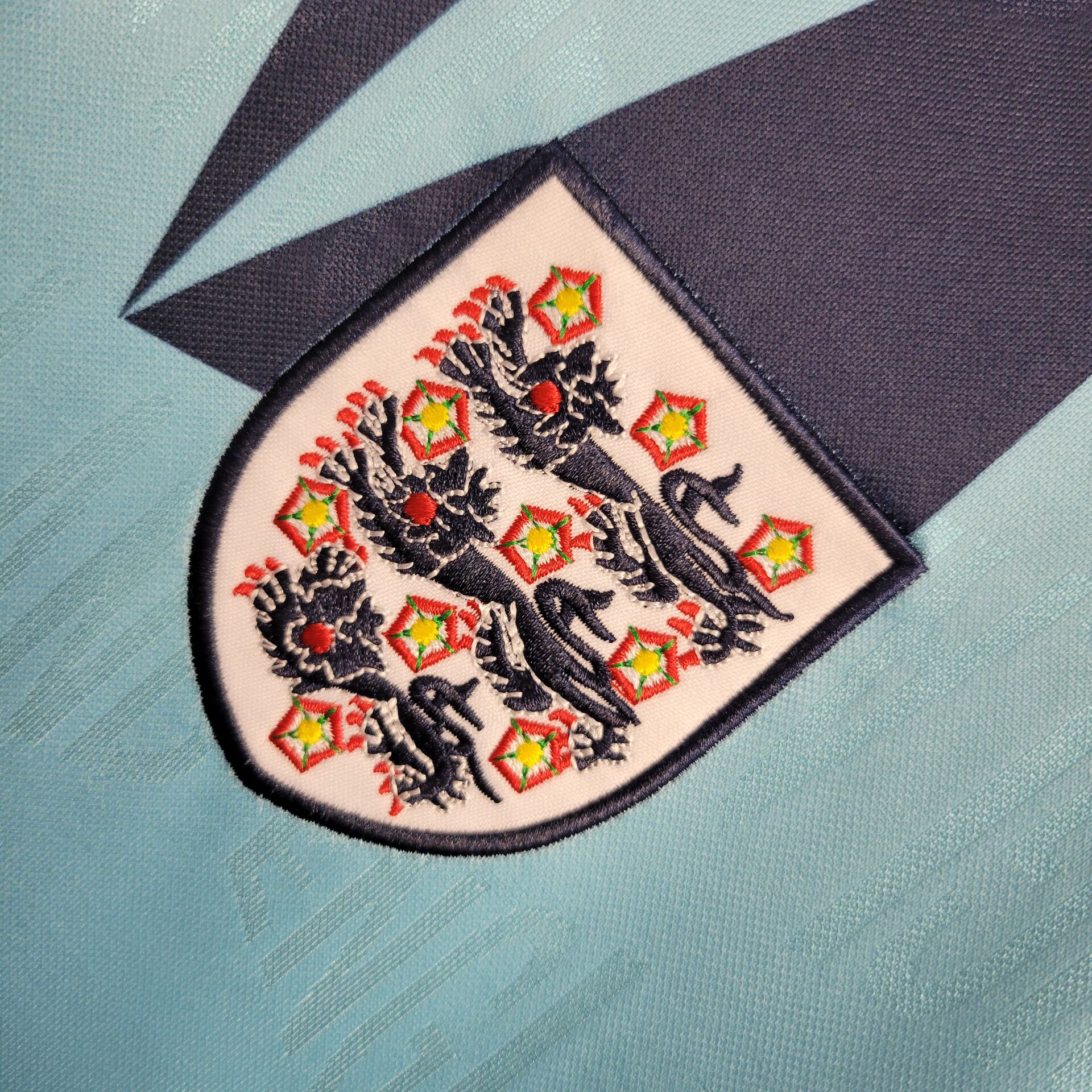 23b8592fc97f682aa7b2b43beb7781dd.jpg Retro England 1992 Third Jersey - Image 8