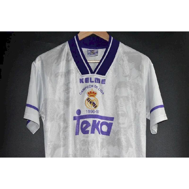 8d0399e5bf1a6566.jpg Retro Real Madrid 1996/97 Champions Jersey - Image 3