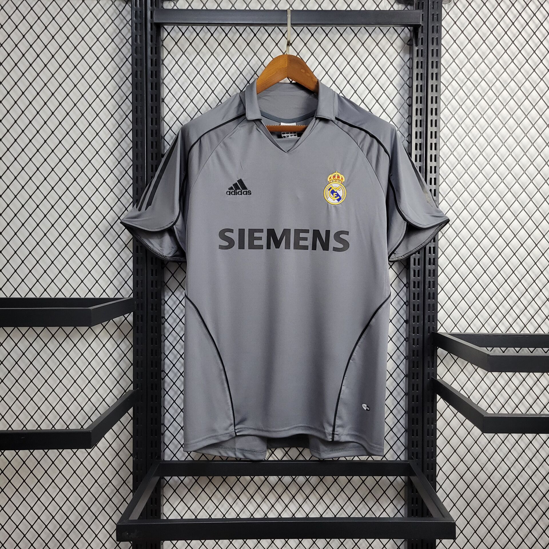 98dd859351907062426924505b5a2d1a.jpg Retro Real Madrid 2005/06 Third Jersey - Image 3