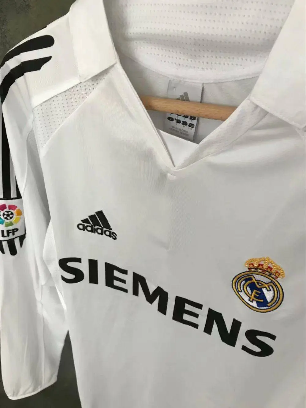 Real-Madrid-200506-Home-LS-Retro-Jersey-32168.webp Retro Real Madrid 2005/06 Home Long Sleeve Jersey - Image 3