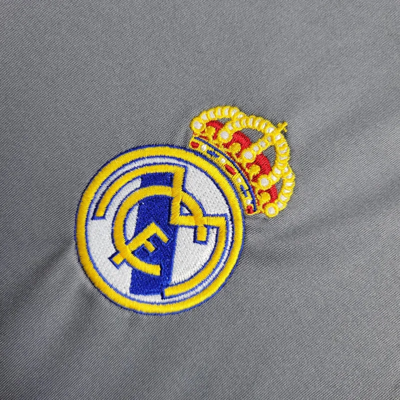 a523af29bb0900633ebe0d47bdd5153f.webp Retro Real Madrid 2005/06 Third Jersey - Image 9