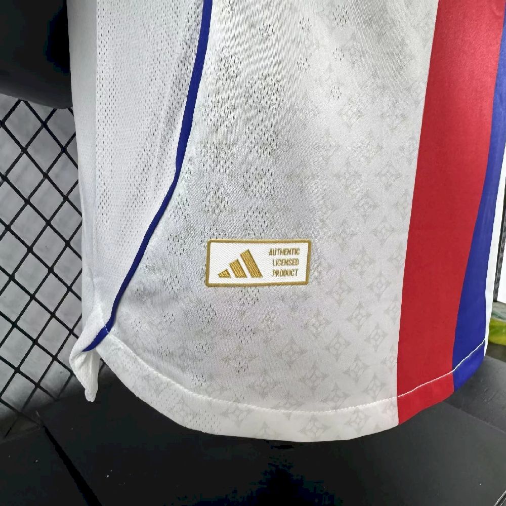 bboQAZABkAGQAYBJwArfviewer_4t5-26.jpg Mens Olympique Lyonnais 2025/26 Home Authentic Jersey - Image 4