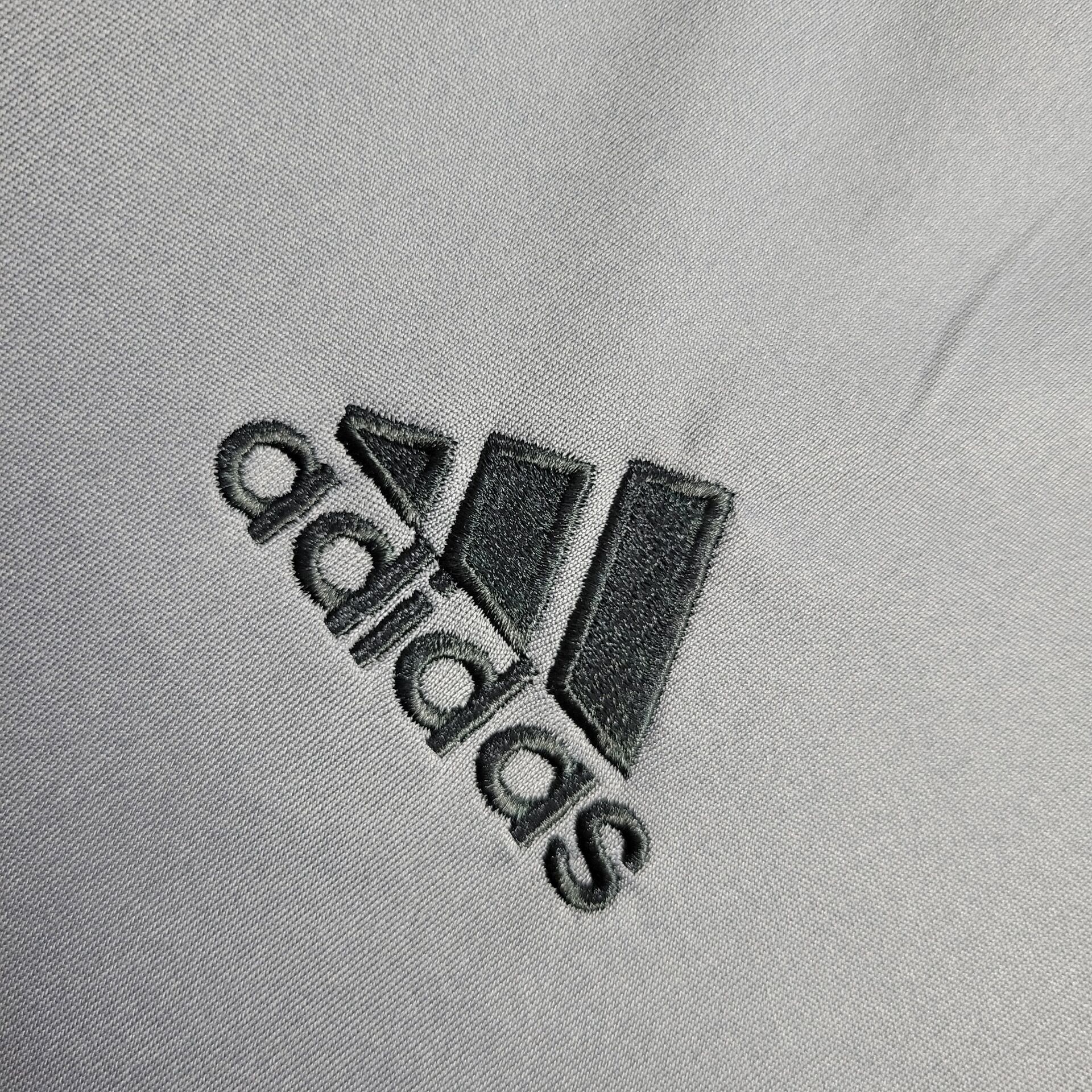 c410939a328dceac996fba1bc4370099.jpg Retro Real Madrid 2005/06 Third Jersey - Image 5