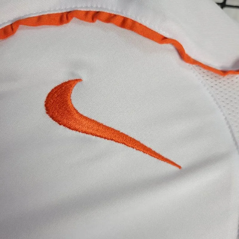 fd97d21d3311a8cce004aac0ba57dc13.webp Retro Netherlands 2004 Away Jersey - Image 5